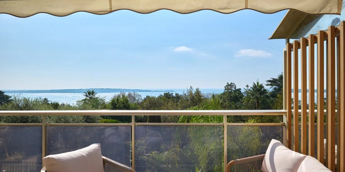 Terrasse aménagée avec vue vers la mer — photographie d’illustration de la vie méditerranéenne