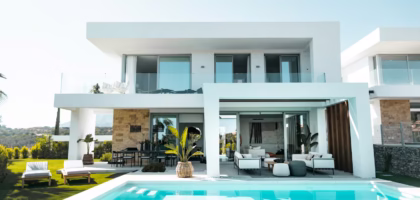 Villa contemporaine avec terrasse et piscine — photographie d’illustration d’un projet de vie en France