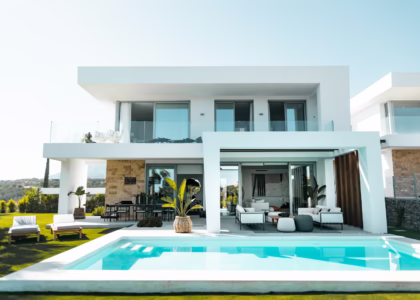 Villa contemporaine avec terrasse et piscine — photographie d’illustration d’un projet de vie en France