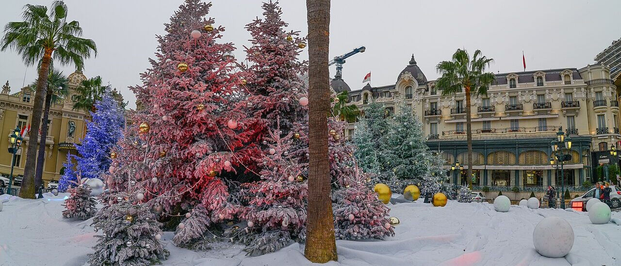 La place du Casino à Monaco décorée pour Noël, photographie d’archive de décembre 2014