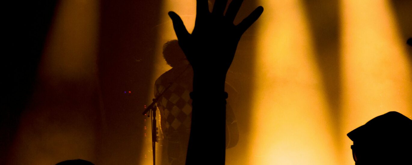 Lumières de concert et silhouettes du public — photographie d’illustration, hors NRJ Music Awards